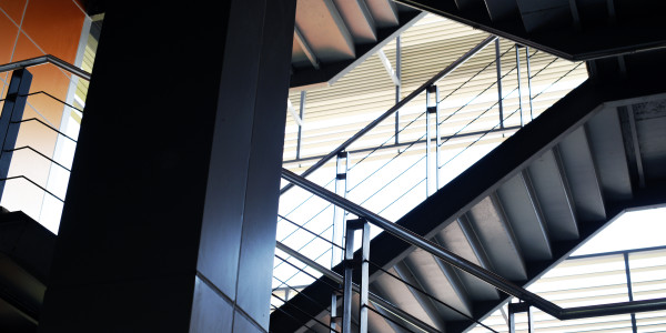 Pintar Fachadas de Empresas / Negocios / Locales Comerciales en Lleida · Pintado de Escaleras