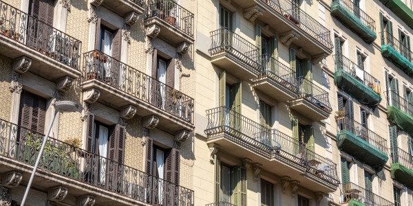Trabajos Verticales en Fachadas de Edificios / Viviendas Lleida · Pintado de Fachadas con Difícil Acceso
