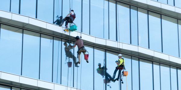 Trabajos Verticales en Fachadas de Edificios / Viviendas Lleida · Pintado Económico y Rápido de Fachadas