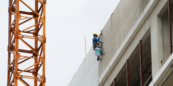 Trabajos Verticales en Fachadas de Edificios / Viviendas Lleida · Pintar Edificios de Construcción de Obra Nueva